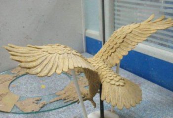 老鷹踏球雕塑，仿真鳥禽類，玻璃鋼材質雕塑