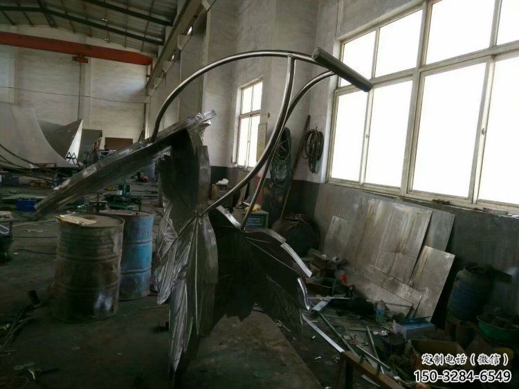 楓葉雕塑優(yōu)選，陸地?cái)[件，藝術(shù)不銹鋼楓葉雕塑供應(yīng)