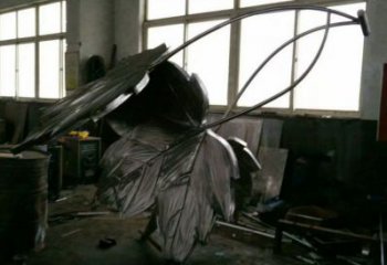 楓葉雕塑服務(wù)商，噴泉雕塑，不銹鋼楓葉雕塑訂做廠家