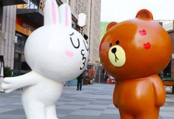 原州步行街布朗熊雕塑，玻璃鋼動物雕塑，卡通方式