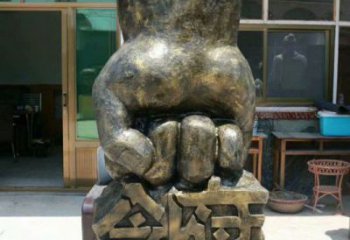 玉樹握拳雕塑訂做，歐式風(fēng)格，玻璃鋼握拳雕塑廠家選定
