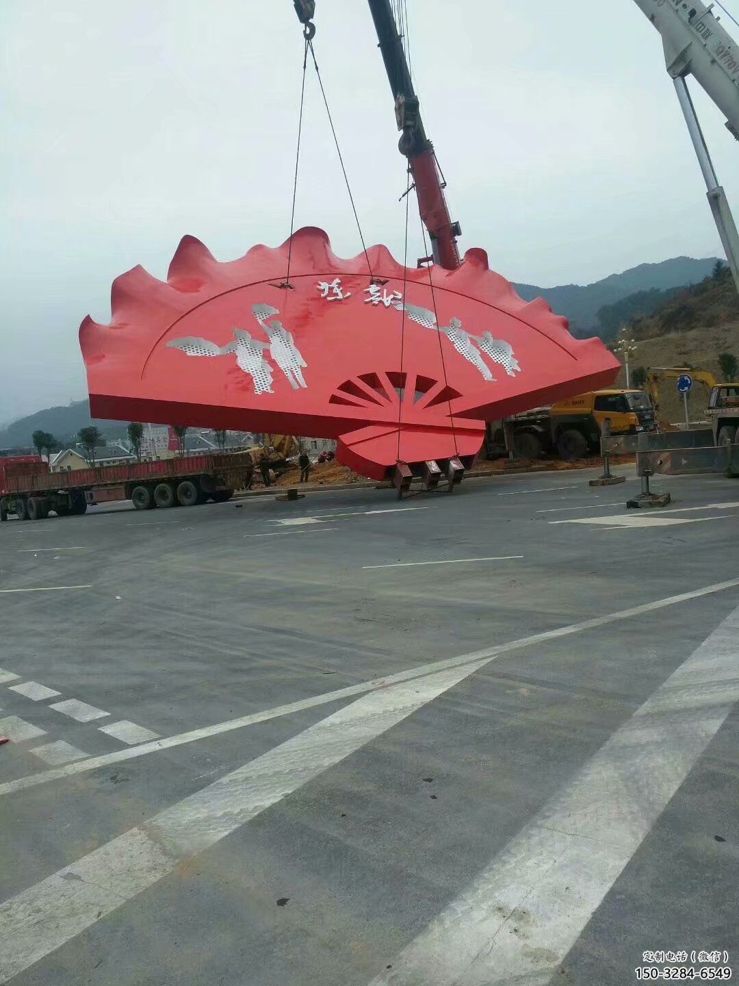 現代不銹鋼扇子雕塑安裝現場 現代不銹鋼扇子雕塑安裝現場